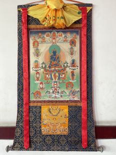 Assorted 〝Akshobhya〝 thanka with brocade